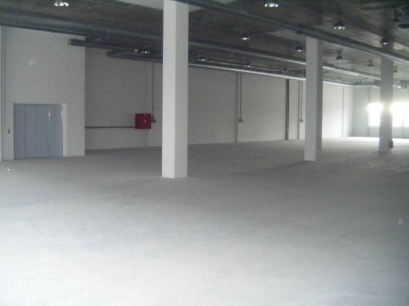 Warehouse (405m2), commercial (375m2, 150m2) and administrative Spaces