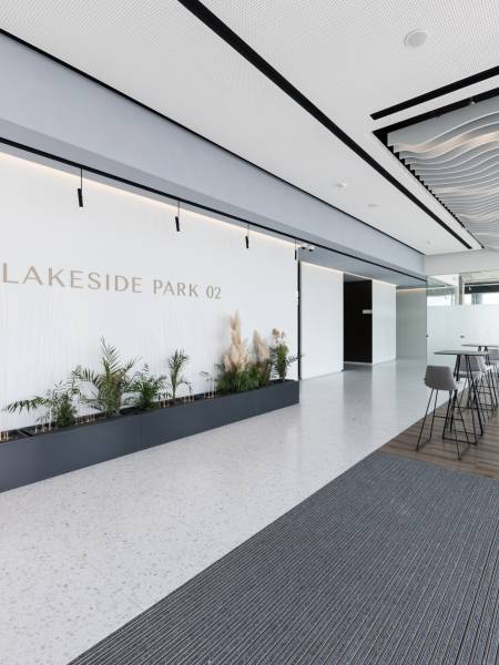 Modern offices with excellent accessibility (76m2 to 1,689m2) Lakeside