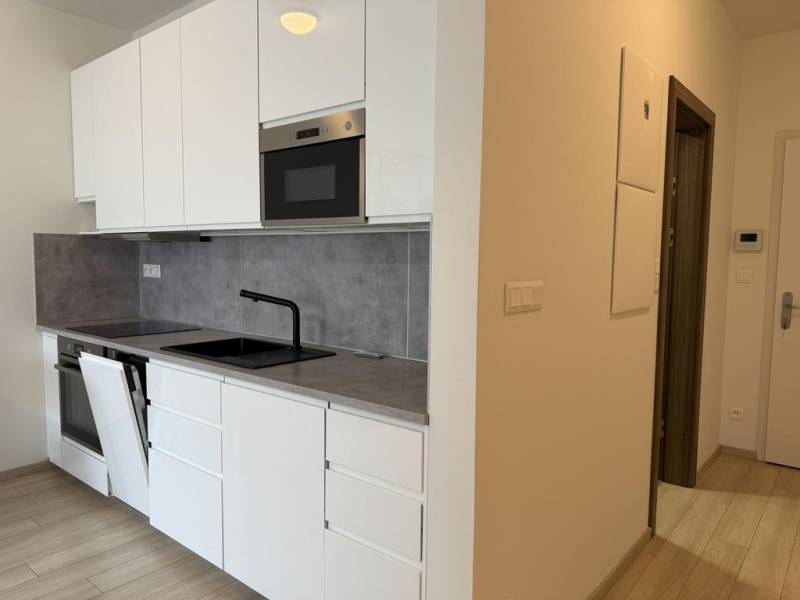  Modern apartment with balcony and parking. You do not pay a commissio